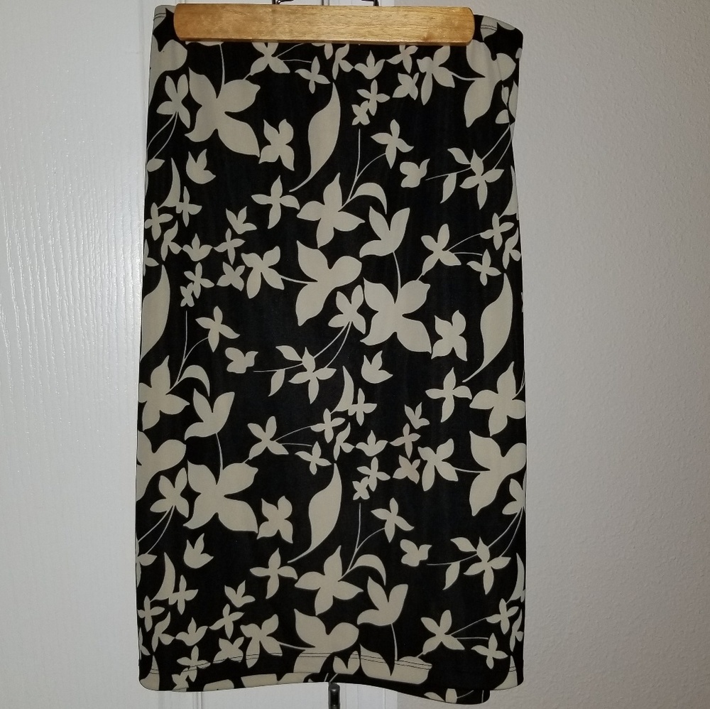 LAST CHANCE 04/30! Apostrophe Stretch Skirt